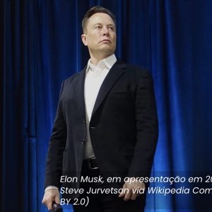 Elon Musk bilionário que comprou o Twitter de terno preto fundo azul briga com imprensa