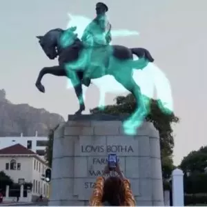 estátua homem montado cavalo realidade aumentada Seen.tv