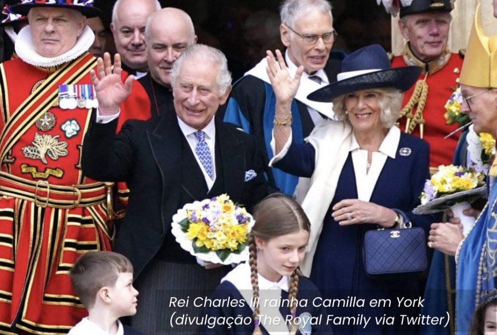 Rei Charles III rainha Camilla em York coroação na TV monarquia realeza