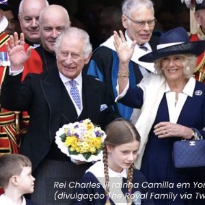 Rei Charles III rainha Camilla em York coroação na TV monarquia realeza
