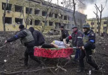 Mulher grávida carregada maca Mariupol Ucrânia guerra fotojornalismo World Press Photo foto vencedora