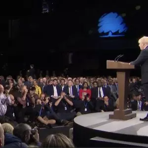 Boris Johnson discursa na Convenção do Partido Conservador britânico, que virou motivo de nova crise por cobrança de taxa para jornalistas cobrirem o evento