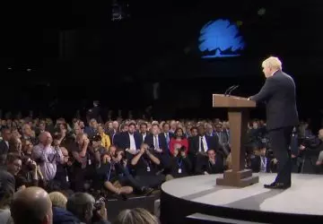 Boris Johnson discursa na Convenção do Partido Conservador britânico, que virou motivo de nova crise por cobrança de taxa para jornalistas cobrirem o evento