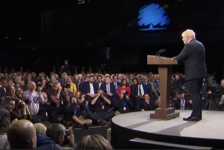 Boris Johnson discursa na Convenção do Partido Conservador britânico, que virou motivo de nova crise por cobrança de taxa para jornalistas cobrirem o evento