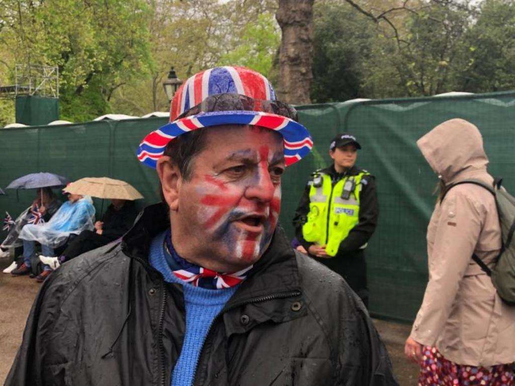 Coroação rei Charles homem com o rosto pintado com as cores da bandeira