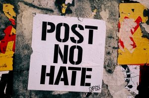Discurso de ódio racismo redes sociais Buffalo Chrischurch regulamentação