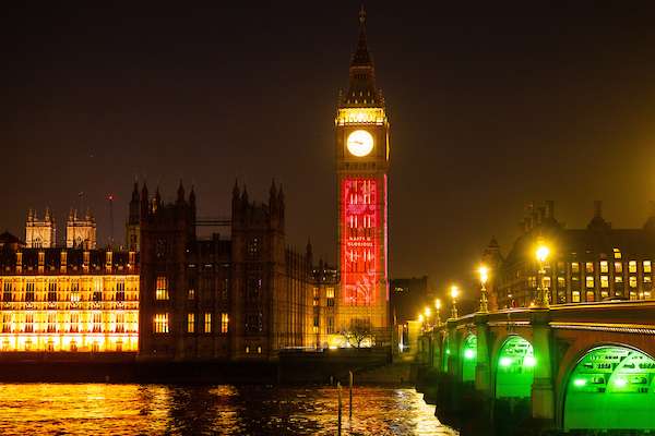 Em Londres a torre do Big Ben foi iluminada com projeções para celebrar a coroação do rei Charles III e da rainha Camilla