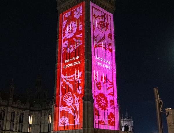 Em Londres a torre do Big Ben foi iluminada com projeções para celebrar a coroação do rei Charles III e da rainha Camilla