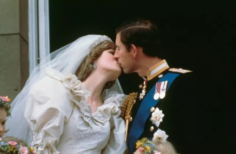 Fotos do acerto da Getty Images mostram cenas do rei Charles III, coroado no dia 6 de maio, como o beijo na princesa Diana no dia do casamento.