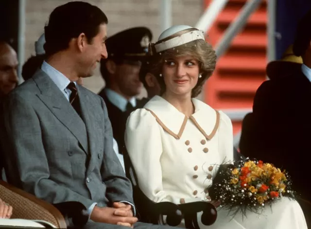 Fotos do acervo da Getty Images mostram cenas do rei Charles III, coroado no dia 6 de maio, como o olhar de carinho da princesa Diana para o futuro rei em uma visita ao Canadá.