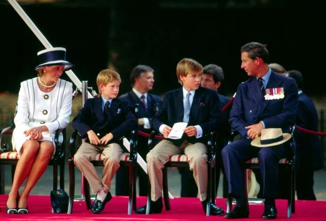 Diana, filhos e Charles na VJ Day Parede Londres Getty Images