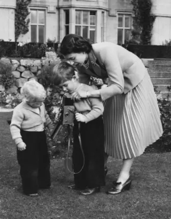 rainha Elizabeth e filhos fotografando Escócia Getty Images