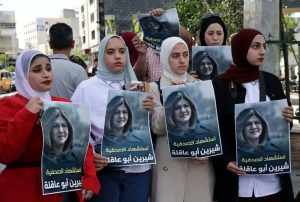 Mulheres jornalistas ameaçadas: protesto contra morte de Shireen Abu Akleh, na Palestina