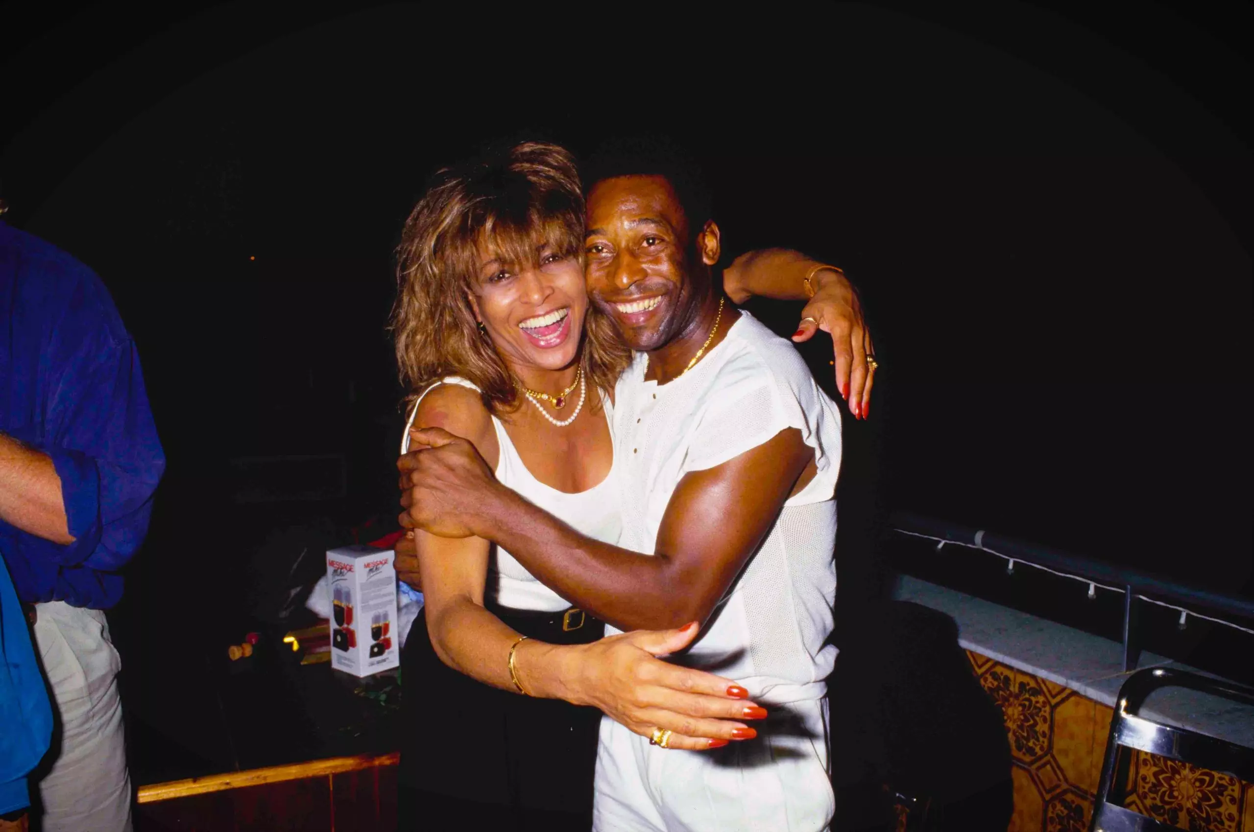 Tina Turner e Pelé se abraçam no Rio de Janeiro em 1988