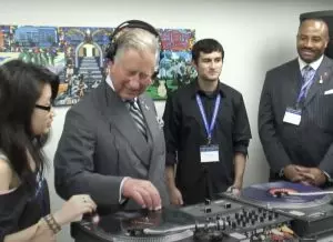 Rei Charles protagonizou situações engraçadas em suas interações com o público, como em um vídeo em que tenta aprender a ser DJ durante visita ao Canadá