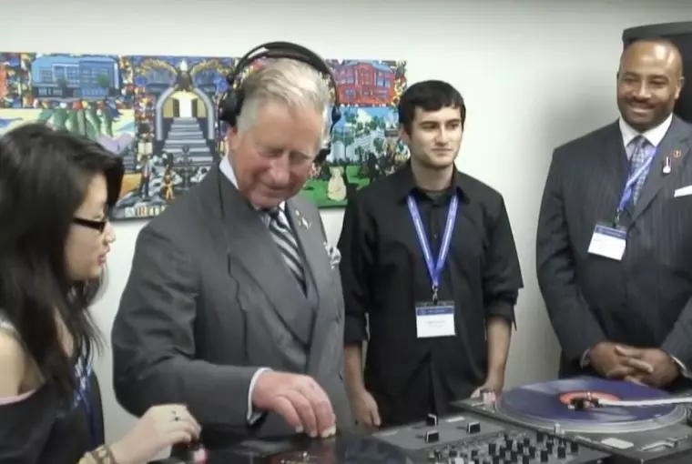 Rei Charles protagonizou situações engraçadas em suas interações com o público, como em um vídeo em que tenta aprender a ser DJ durante visita ao Canadá
