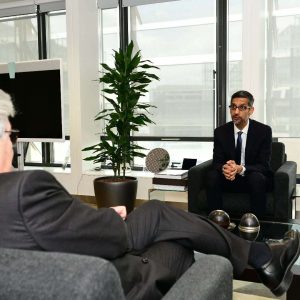 Thierry Breton, líder de assuntos tecnológicos da União Europeia, e Sundar Pichai, CEO do Google, falam em regras voluntárias para IA enquanto regulamentação não chega