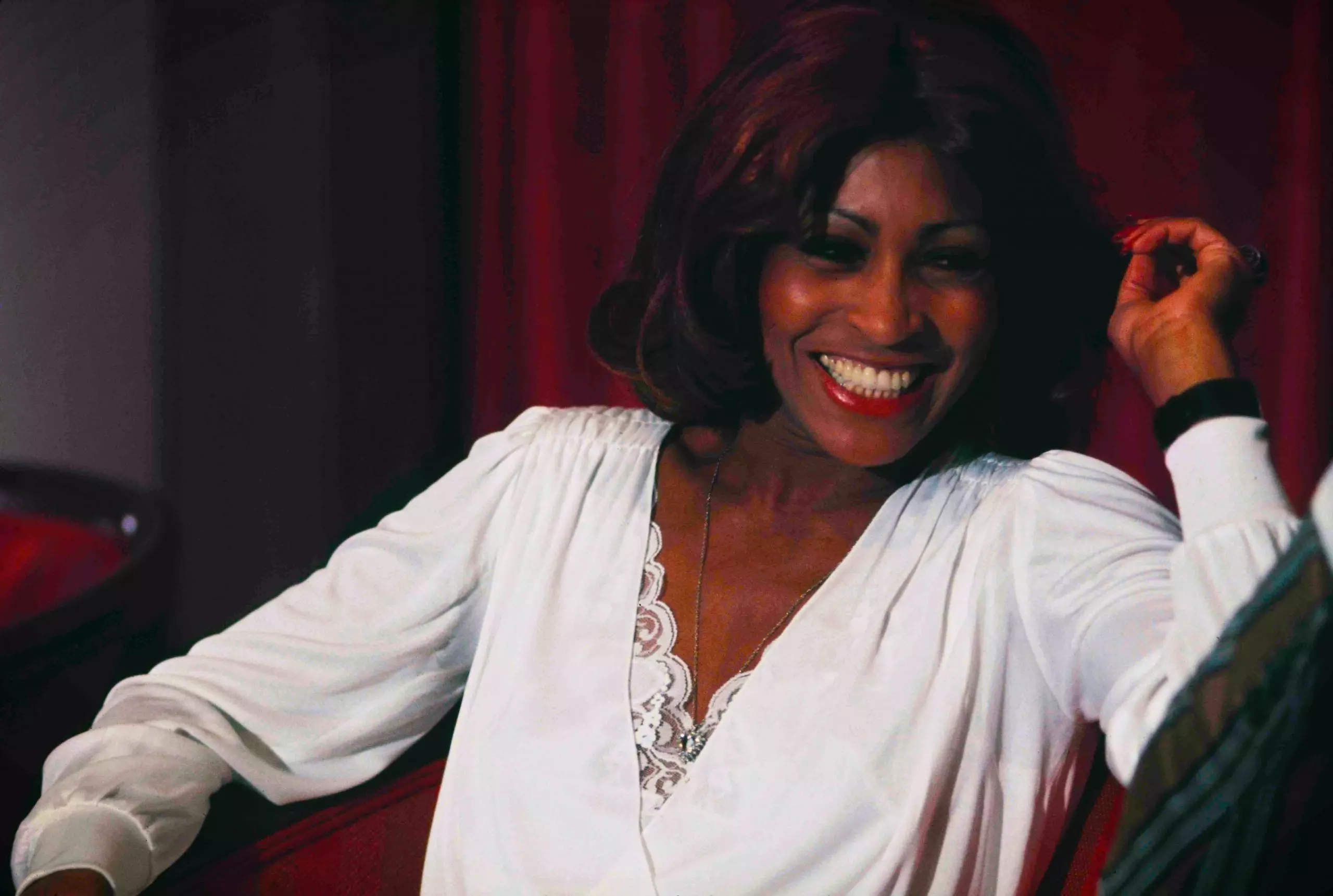 Tina Turner sorri durante coletiva de imprensa sobre o filme "Tommy" em 1975