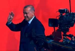 Recep Tayyip Erdogan presidente da Turquia disputa as eleições e tenta se manter no poder, adotando repressão contra jornalistas e opositores como a operação policial que resultou em 128 prisões em uma madrugada