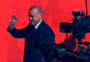 Recep Tayyip Erdogan presidente da Turquia disputa as eleições e tenta se manter no poder, adotando repressão contra jornalistas e opositores como a operação policial que resultou em 128 prisões em uma madrugada