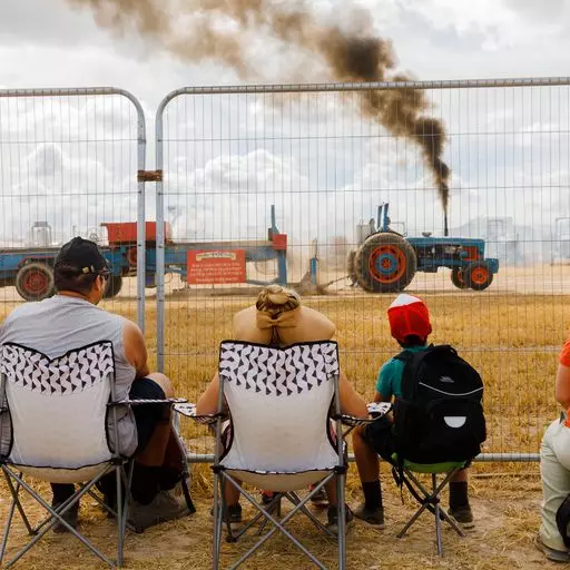 O fotógrafo Martin Parr é homenageado na Photo London 2023 por sua obra documentando cenas da vida do Reino Unido por mais de 50 anos, como uma feira de locomotivas a vapor em Dorset