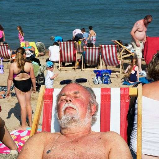 Fotógrafo britânico Martin Parr criou uma série de imagens mostrando a praia como um lugar de terapia 