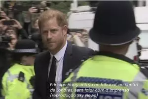Príncipe Harry chega ao tribunal em Londres em processo contra tabloide