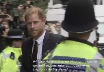 Príncipe Harry chega ao tribunal em Londres em processo contra tabloide