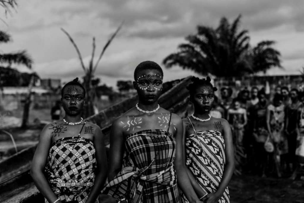 Foto trio de mulheres guerreiras com trajes típicos é uma das finalistas do concurso de fotografia africana contemporânea CAP Prize 2023