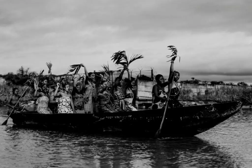 Foto mulheres guerreiras em um barco é uma das finalistas do concurso de fotografia africana contemporânea CAP Prize 2023