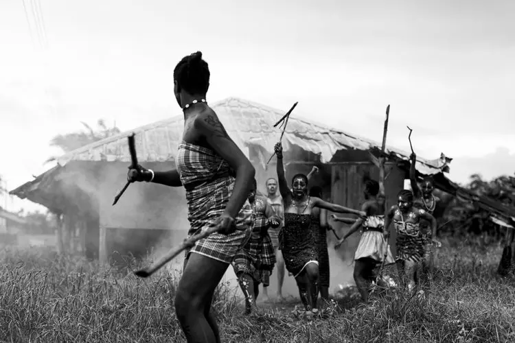 Foto de mulheres guerreiras indo a luta é uma das finalistas do concurso de fotografia africana contemporânea CAP Prize 2023