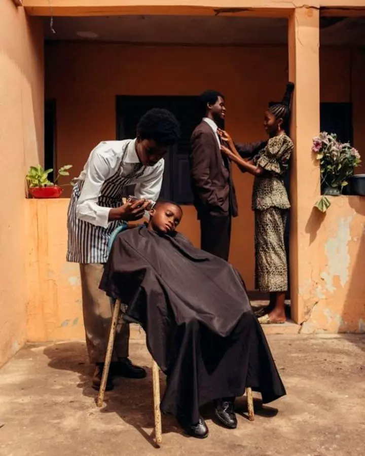 Foto homem cortando cabelo de criança é uma das finalistas do concurso de fotografia africana contemporânea CAP Prize 2023