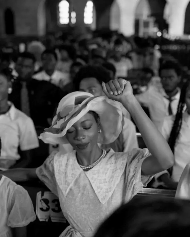 Foto d euma mulher de chapéu na igreja é uma das finalistas do concurso de fotografia afriana contemporânea CAP Prize 2023