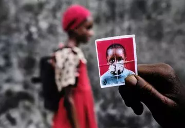 Foto menina de vestido vermelho e foto 3x4 é uma das finalistas do concurso fotografia africana contemporânea CAP Prize 2023