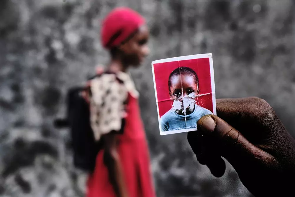 Foto menina de vestido vermelho e foto 3x4 é uma das finalistas do concurso fotografia africana contemporânea CAP Prize 2023