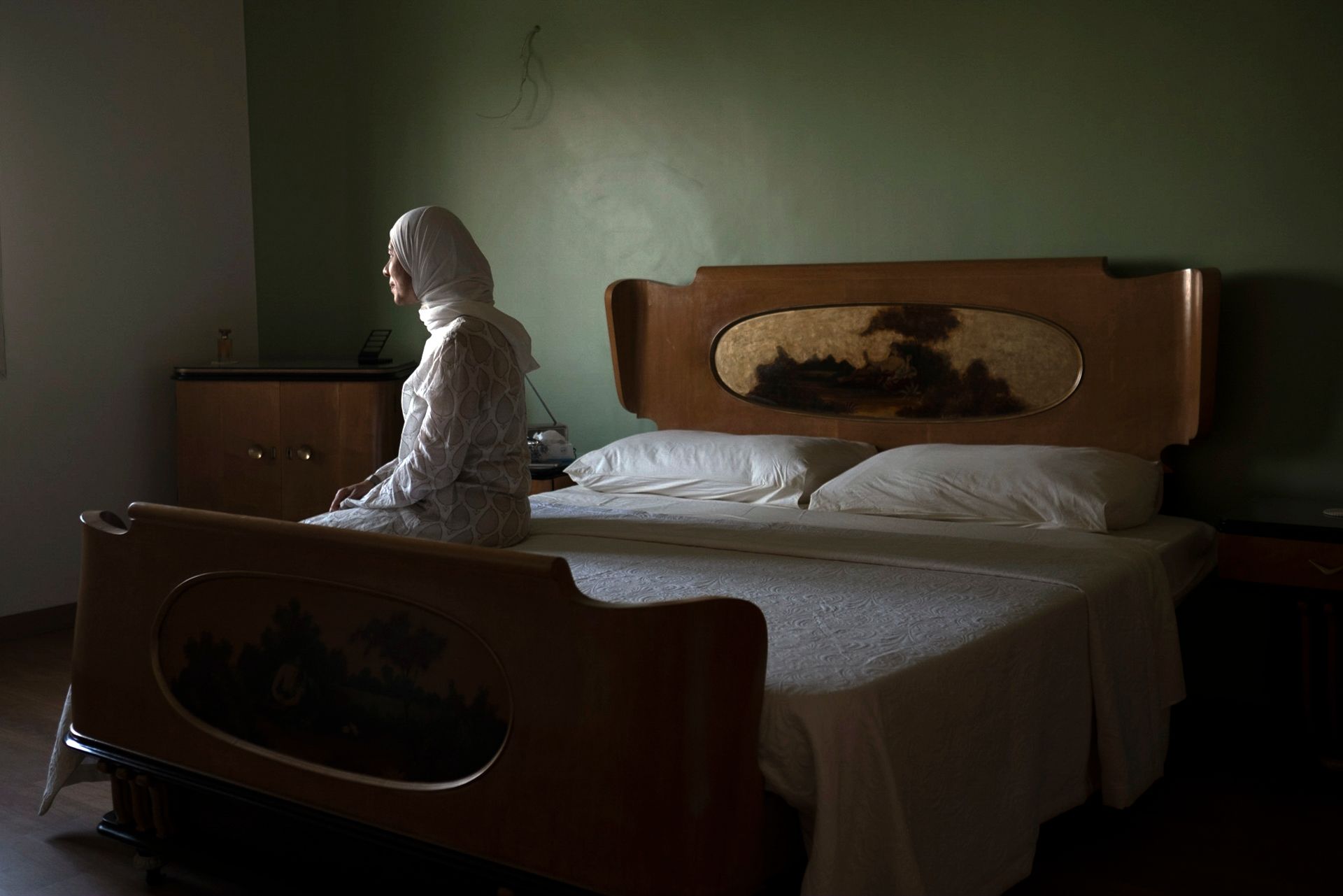 mulher sentada na cama Egito