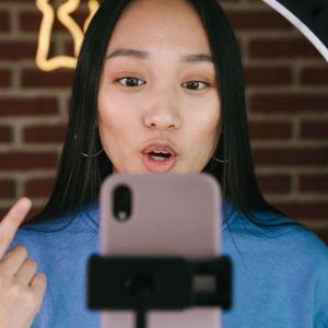 influencer gravando vídeo na frente do celular