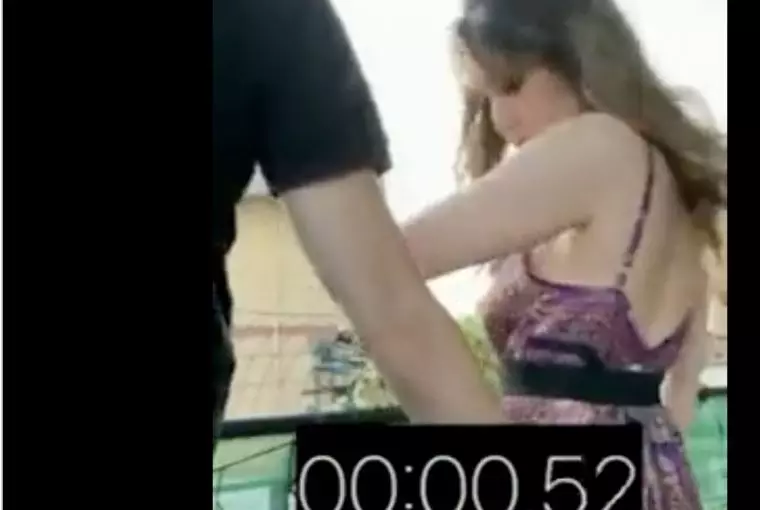 Homem e mulher em vídeo com a hashtag #10secondi, que viralizou na Itália em protesto contra absolvição de assediador sexual