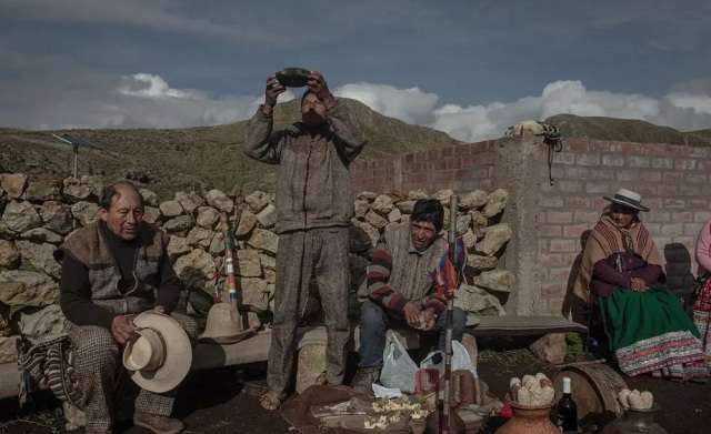 Foto de grupo de alpaqueiros é uma das vencedoras do prêmio de fotografia ética World Report Award Peru