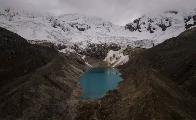 Foto de lago com monhanhas nevadas é uma das vencedoras do prêmio de fotografia ética World Report Award Peru