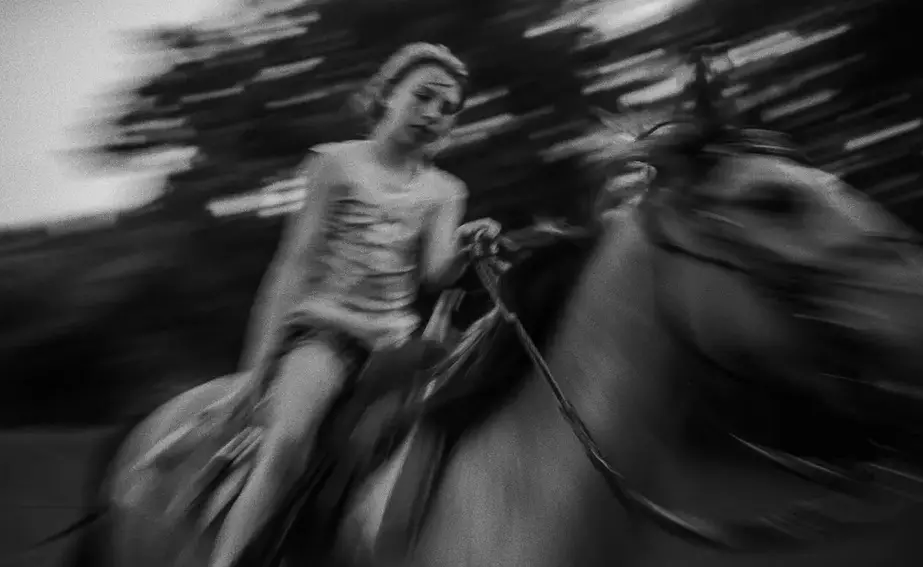 Foto de menina andando a cavalo é uma das vencedoras do prêmio de fotografia ética World Report Award EUA