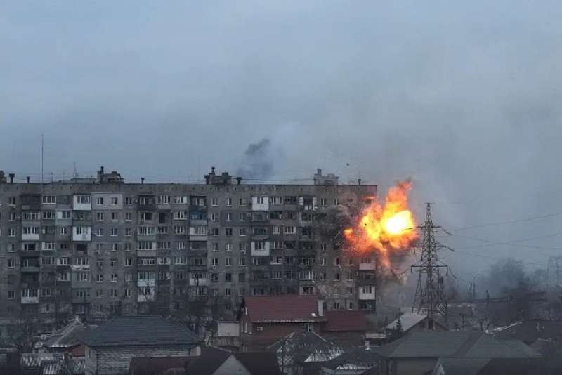 Foto de edifício sendo bombardeado é uma das vencedoras do prêmio de fotografia ética World Report Awards Ucrânia