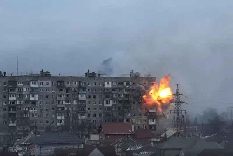 Foto de edifício sendo bombardeado é uma das vencedoras do prêmio de fotografia ética World Report Awards Ucrânia