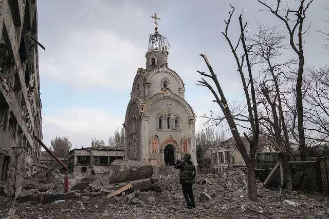 Foto de igreja com escombros ao redor é uma das vencedoras do prêmio de fotografia ética World Report Award Ucrânia