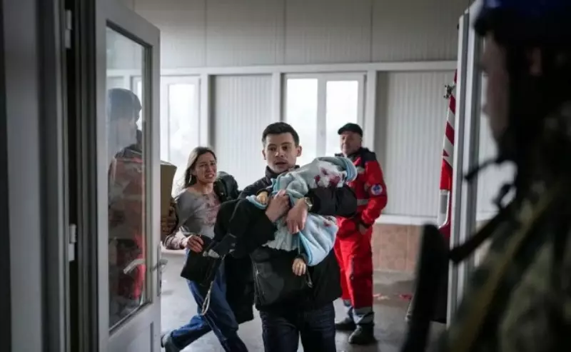 Foto de homem carregando criança machucada é uma das vencedoras do prêmio de fotografia ética World Report Award Ucrânia