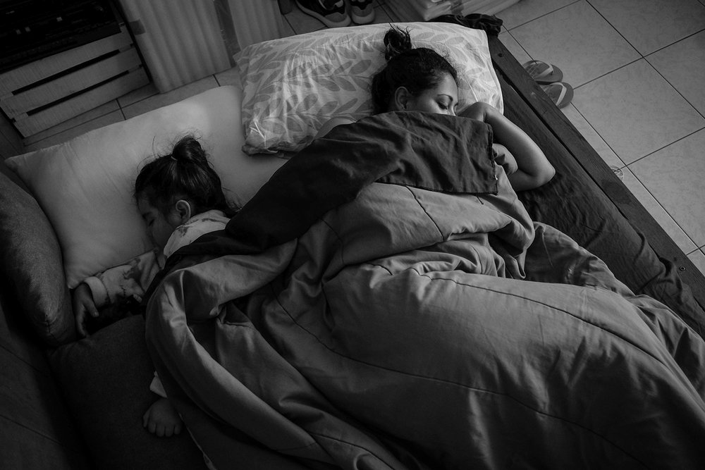 mãe e filha dormindo Fotografia documental feminicídio mulheres fotógrafas subsídio para fotógrafas Women Photograph