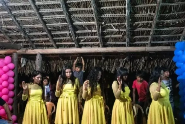 Foto de grupo de mulheres de vestido amarelo em ritual religioso é uma das finalistas do prêmio de fotografia ética World Report Award Brasil