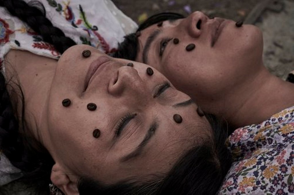 duas mulheres deitadas fotografia documental México Women Photograph