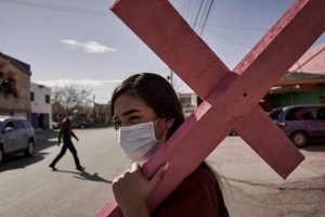 Fotografia documental feminicídiomulheres fotógrafas subsídio para fotógrafas Women Photograph mulher carregando uma cruz México