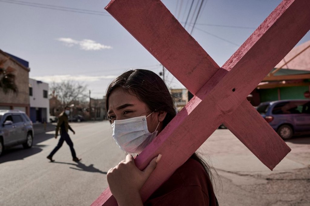 mulher carregando cruz México Fotografia documental feminicídio Women Photograph